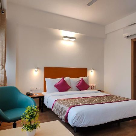Kanak Beacon Hotel - Ashram Road Ahmedabad Bagian luar foto
