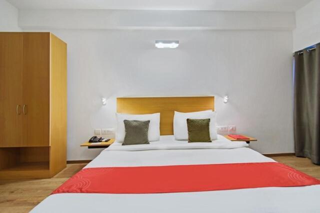 Kanak Beacon Hotel - Ashram Road Ahmedabad Bagian luar foto