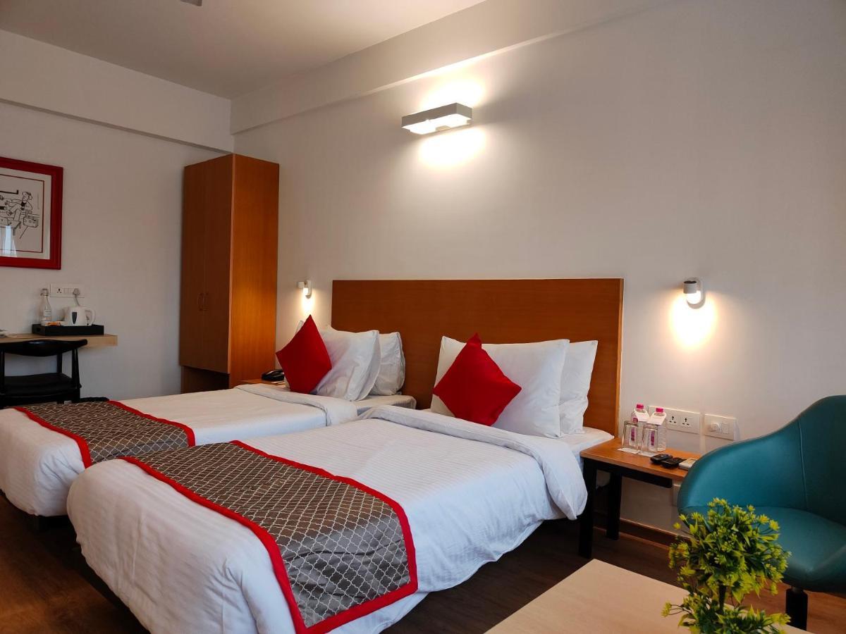 Kanak Beacon Hotel - Ashram Road Ahmedabad Bagian luar foto