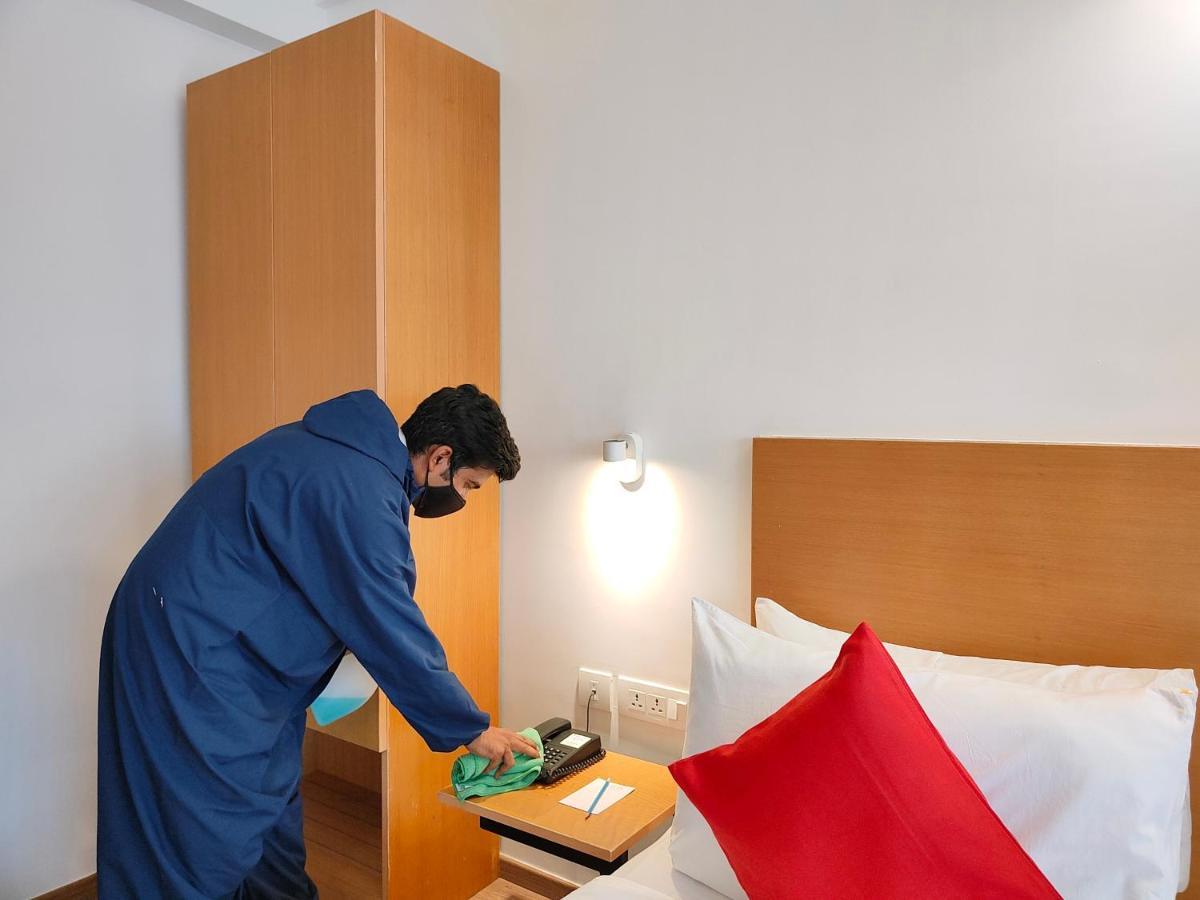 Kanak Beacon Hotel - Ashram Road Ahmedabad Bagian luar foto