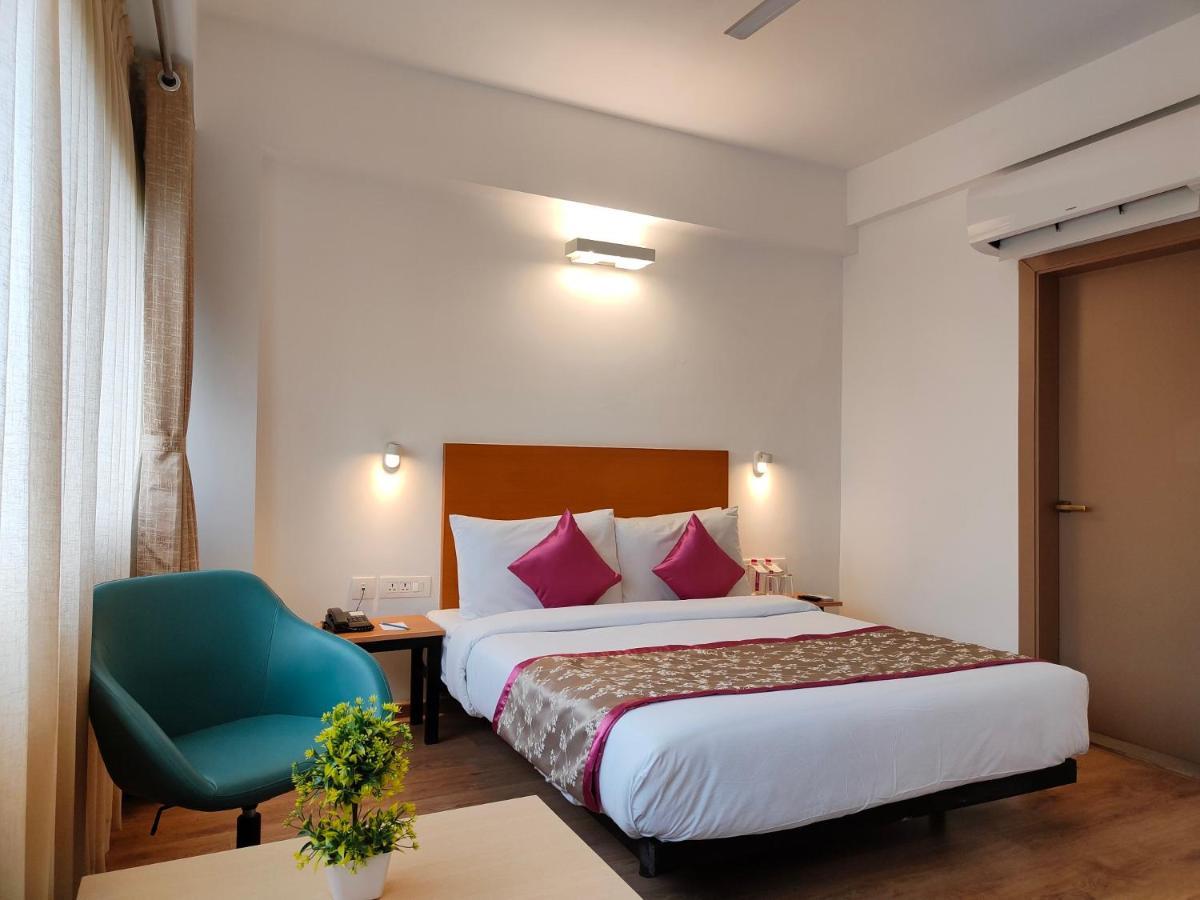 Kanak Beacon Hotel - Ashram Road Ahmedabad Bagian luar foto